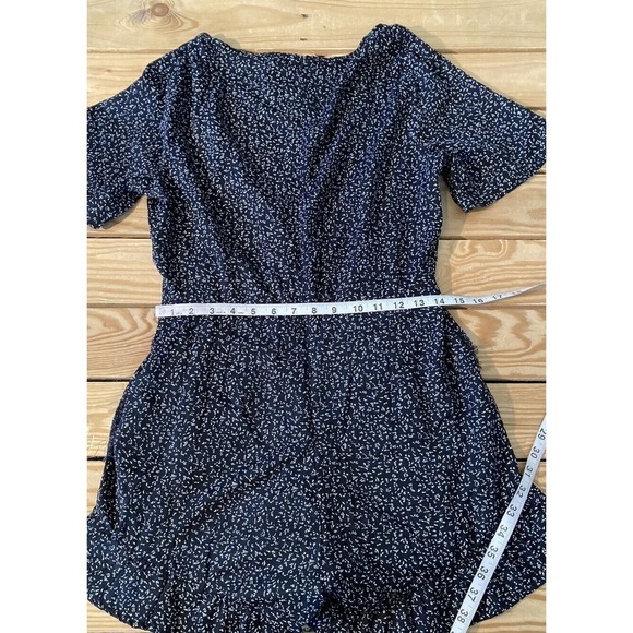 NWT L Love Patterned Ruffle Trim Romper Size Medium Women’s Black Tie Waist - Picture 7 of 9